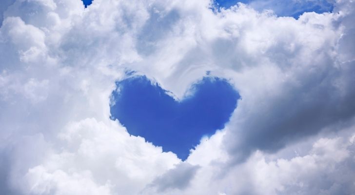 बादलों में एक प्यार दिल के आकार का छेद